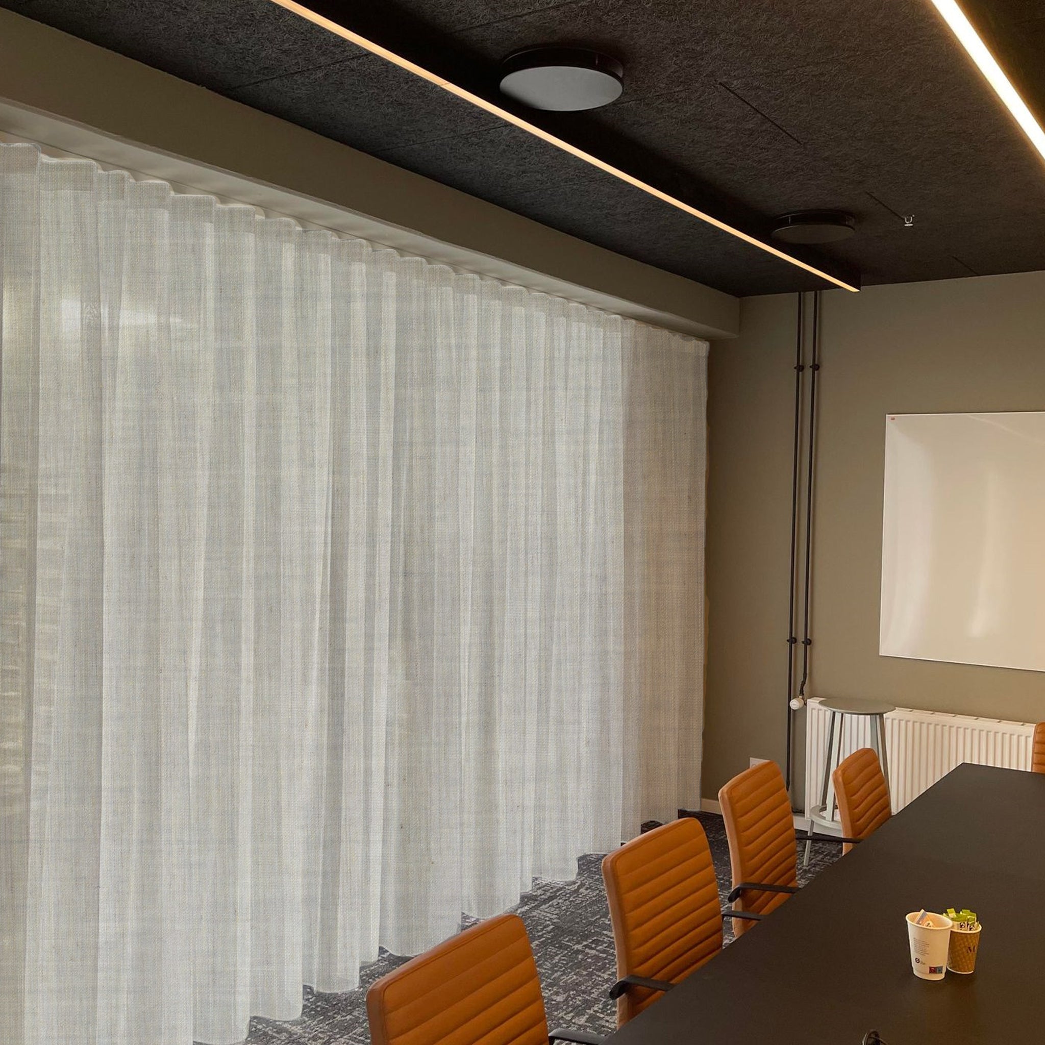 Carlucci Boundless - transparent gardin i sarte farver