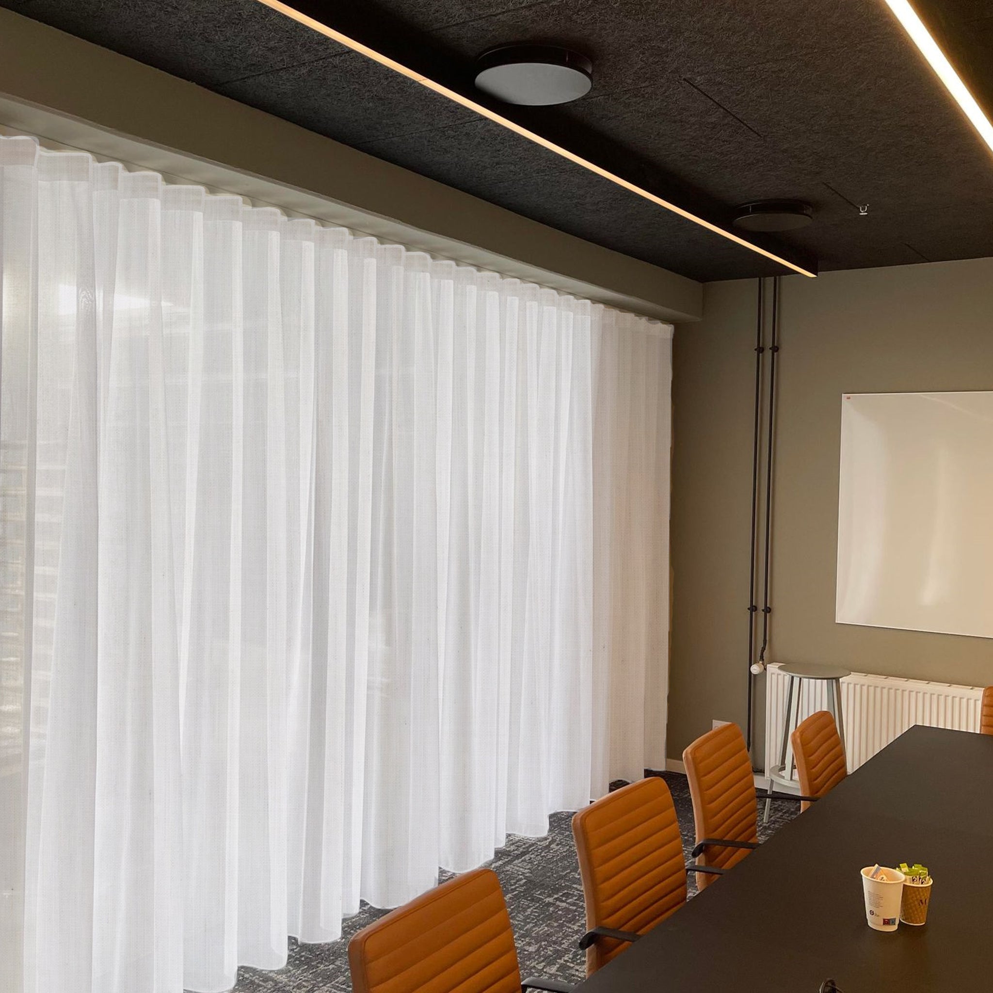 Carlucci Boundless - transparent gardin i sarte farver