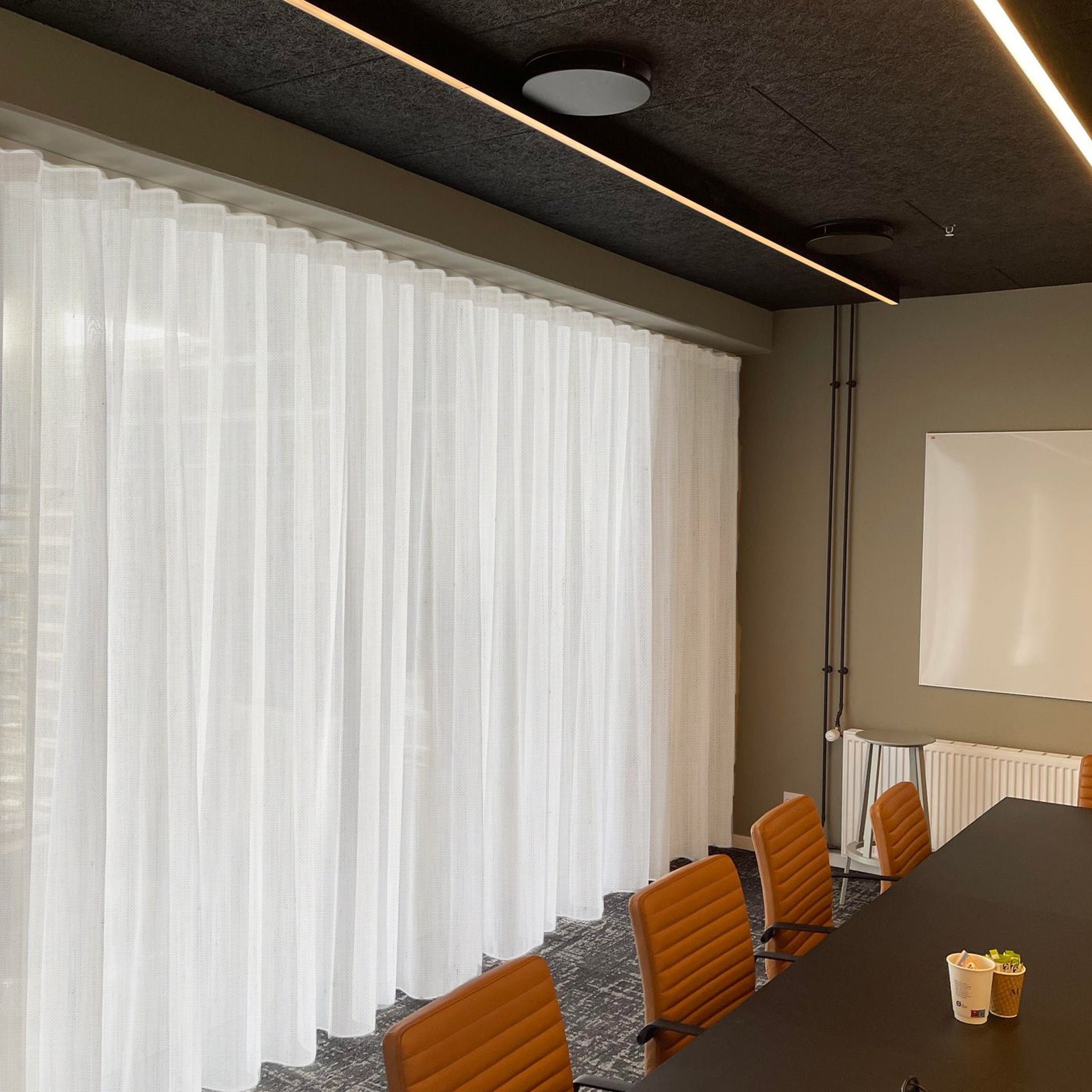Carlucci Boundless - transparent gardin i sarte farver