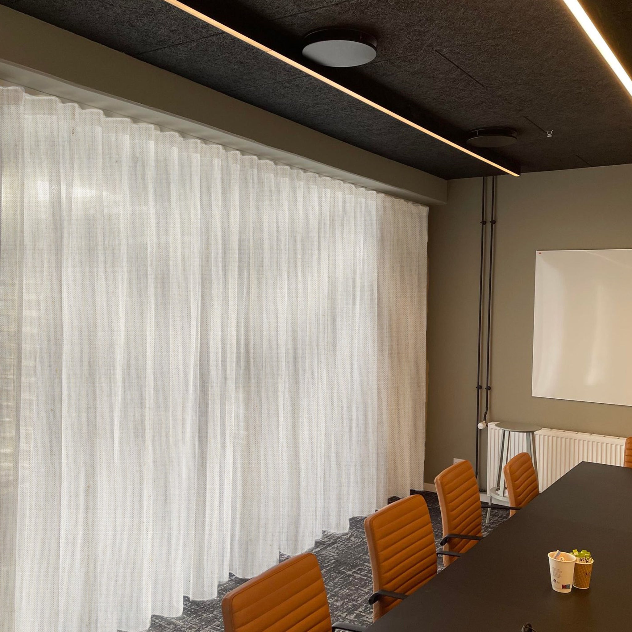 Carlucci Boundless - transparent gardin i sarte farver