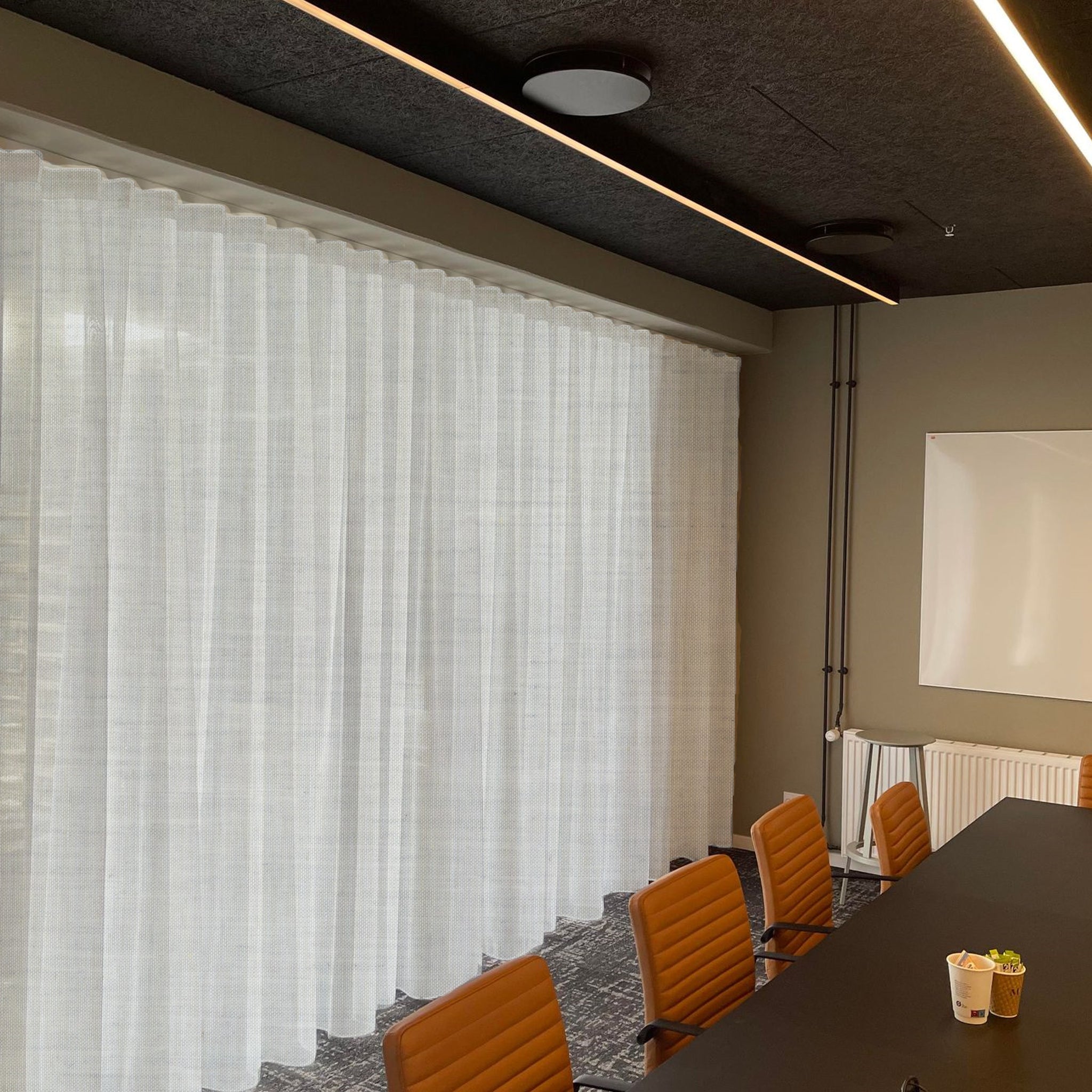 Carlucci Boundless - transparent gardin i sarte farver