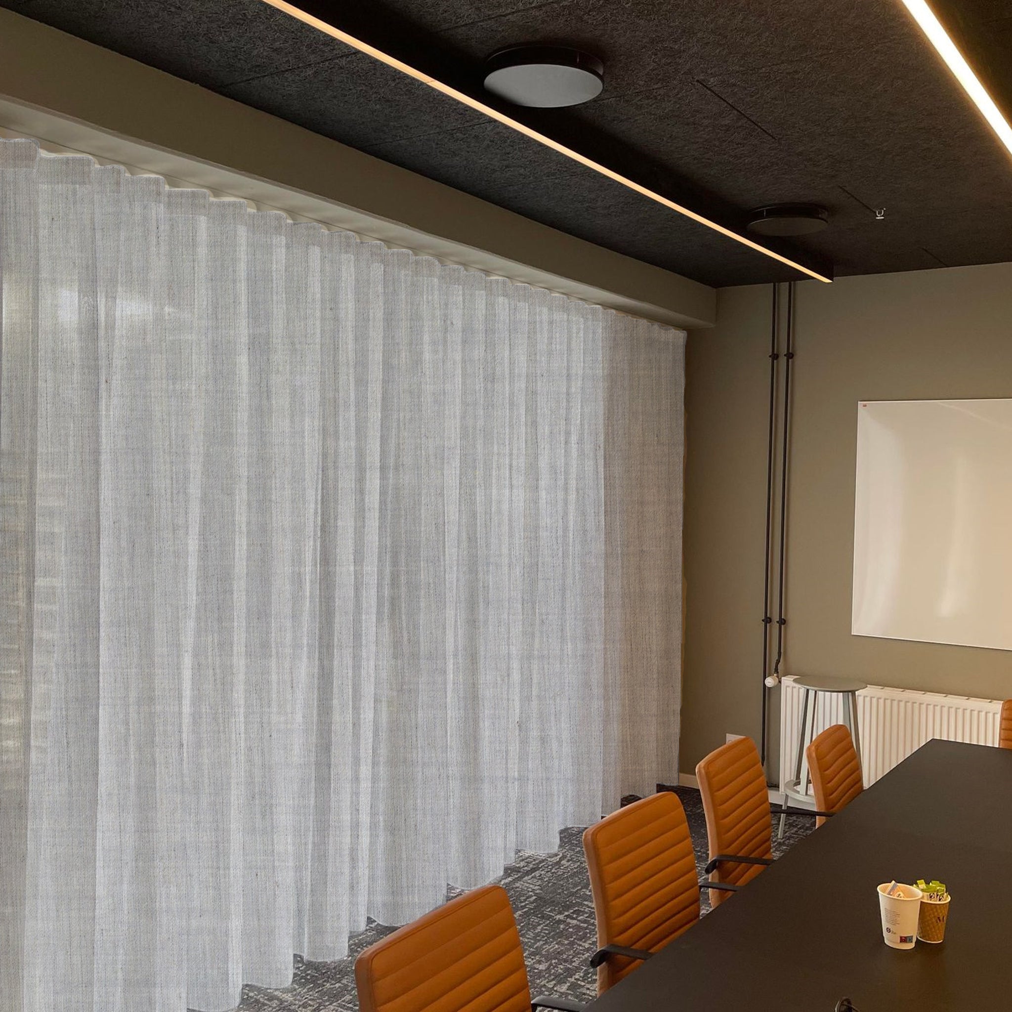 Carlucci Boundless - transparent gardin i sarte farver