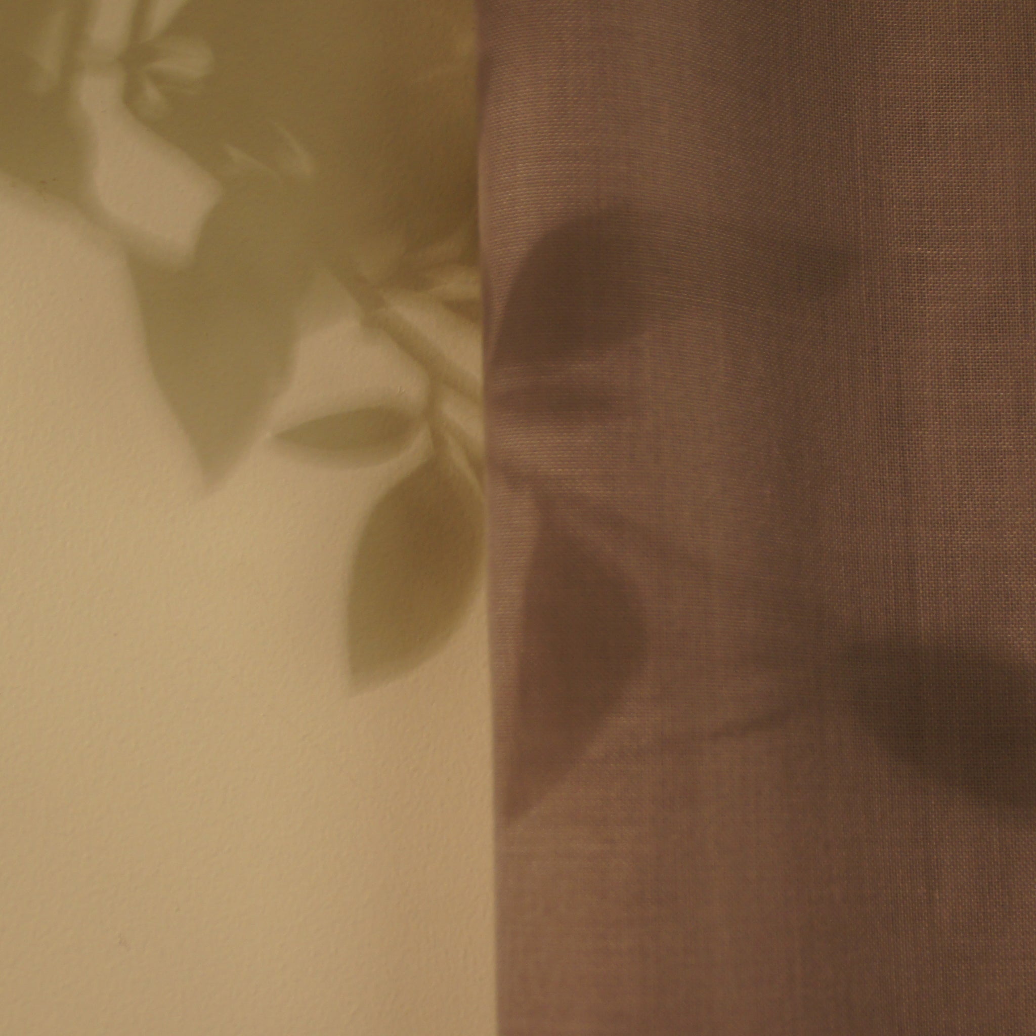 Chance - Let transparent gardin med Trevira CS