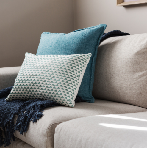 Pyntepuder til sofaen i miljøcertificeret stof