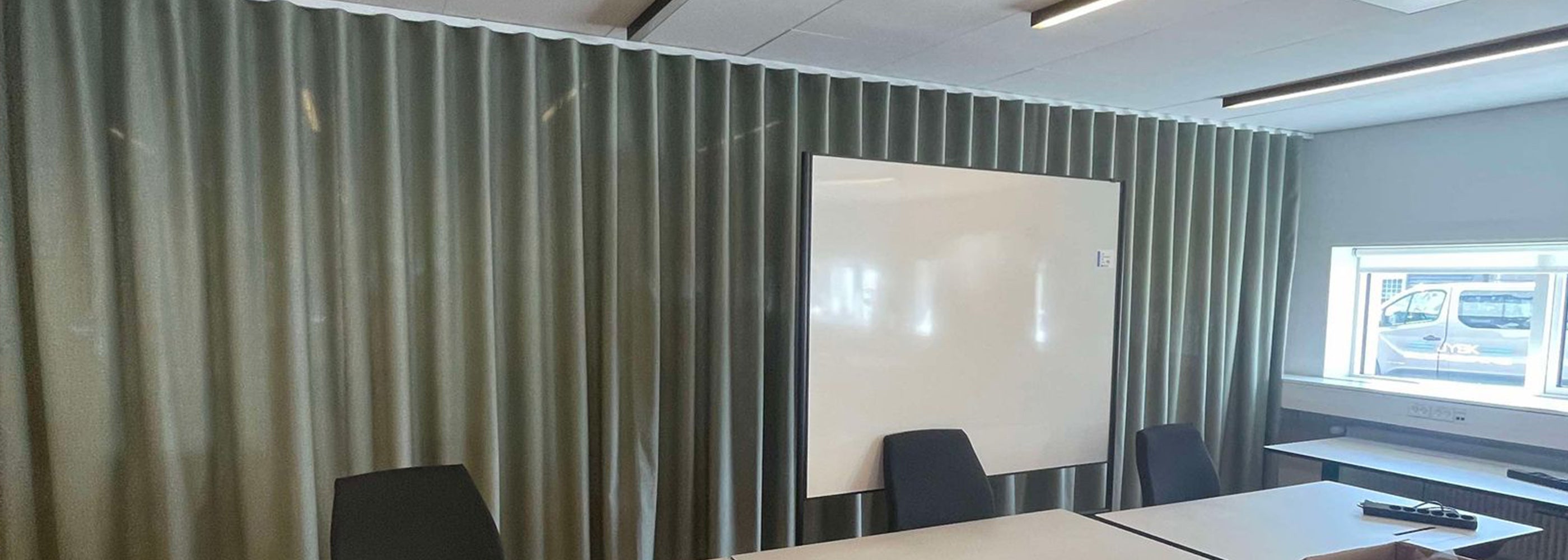 stofgardin til møderum