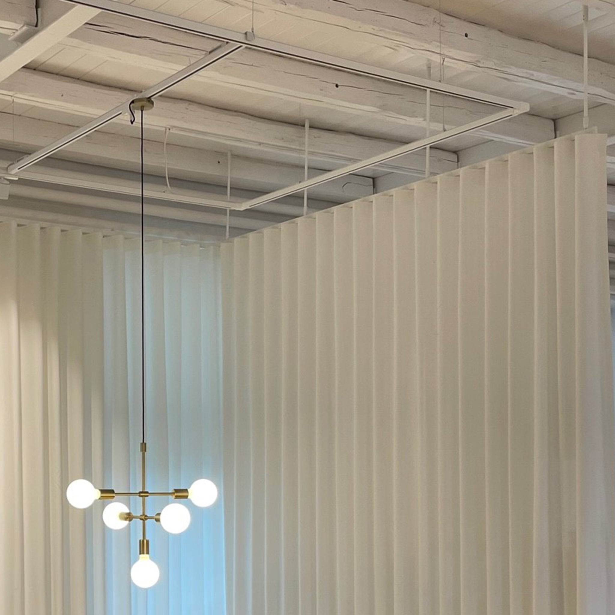 Gardinskinner til rumdeling på mål fås hos Better By Pana