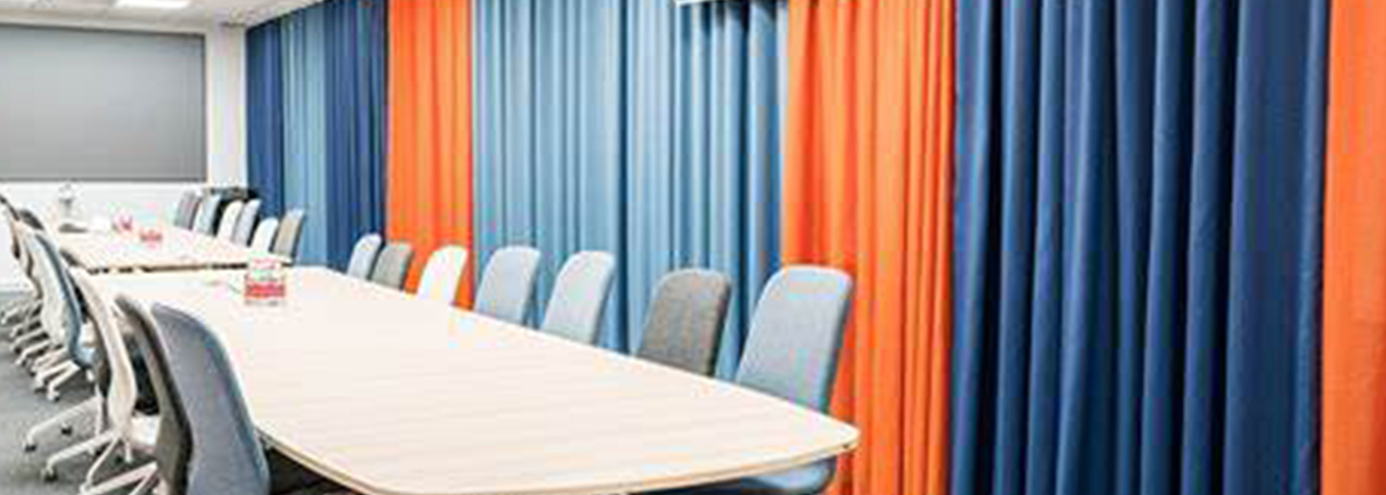gardin til mødelokale