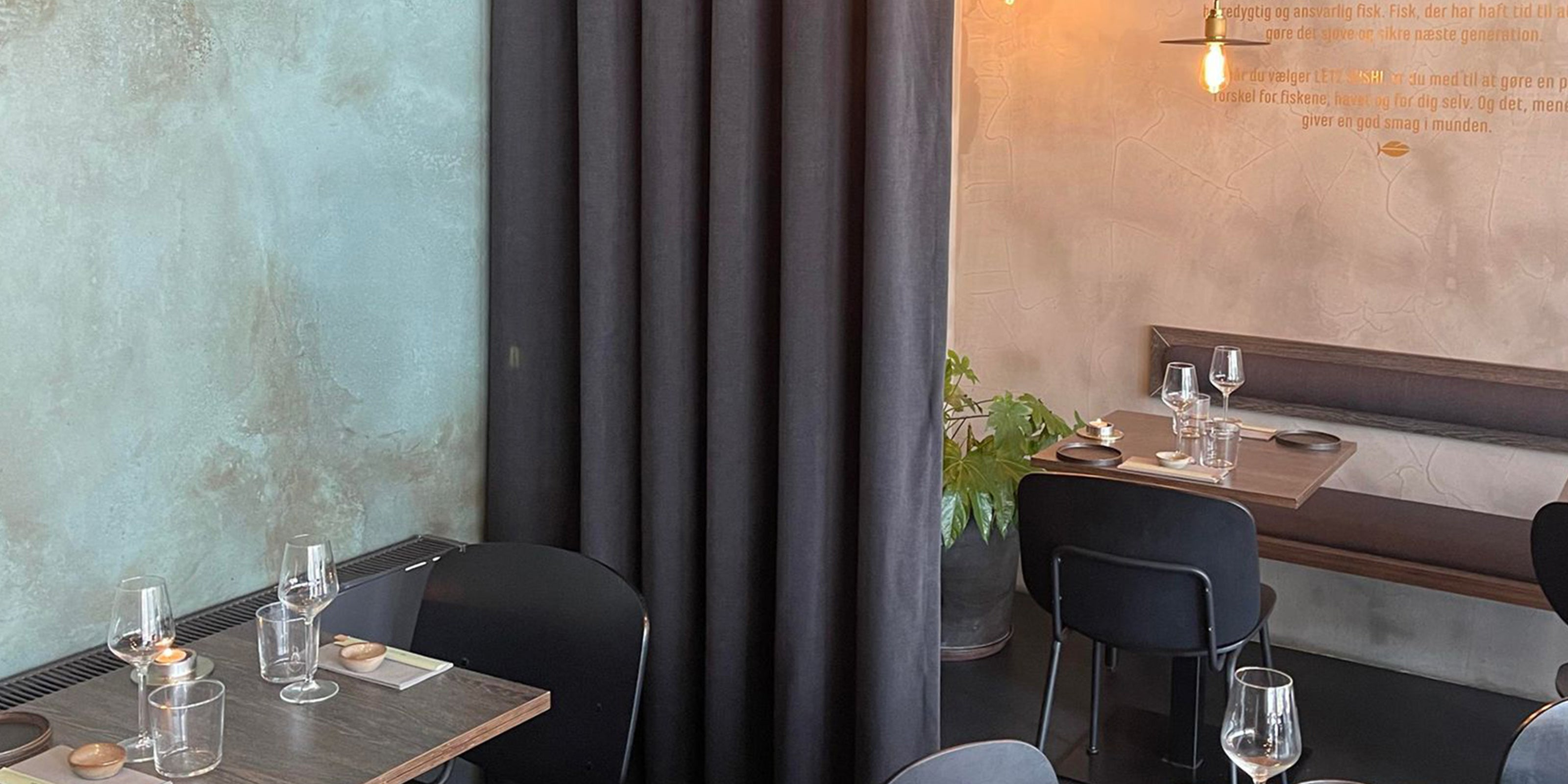 caféindretning med gardiner