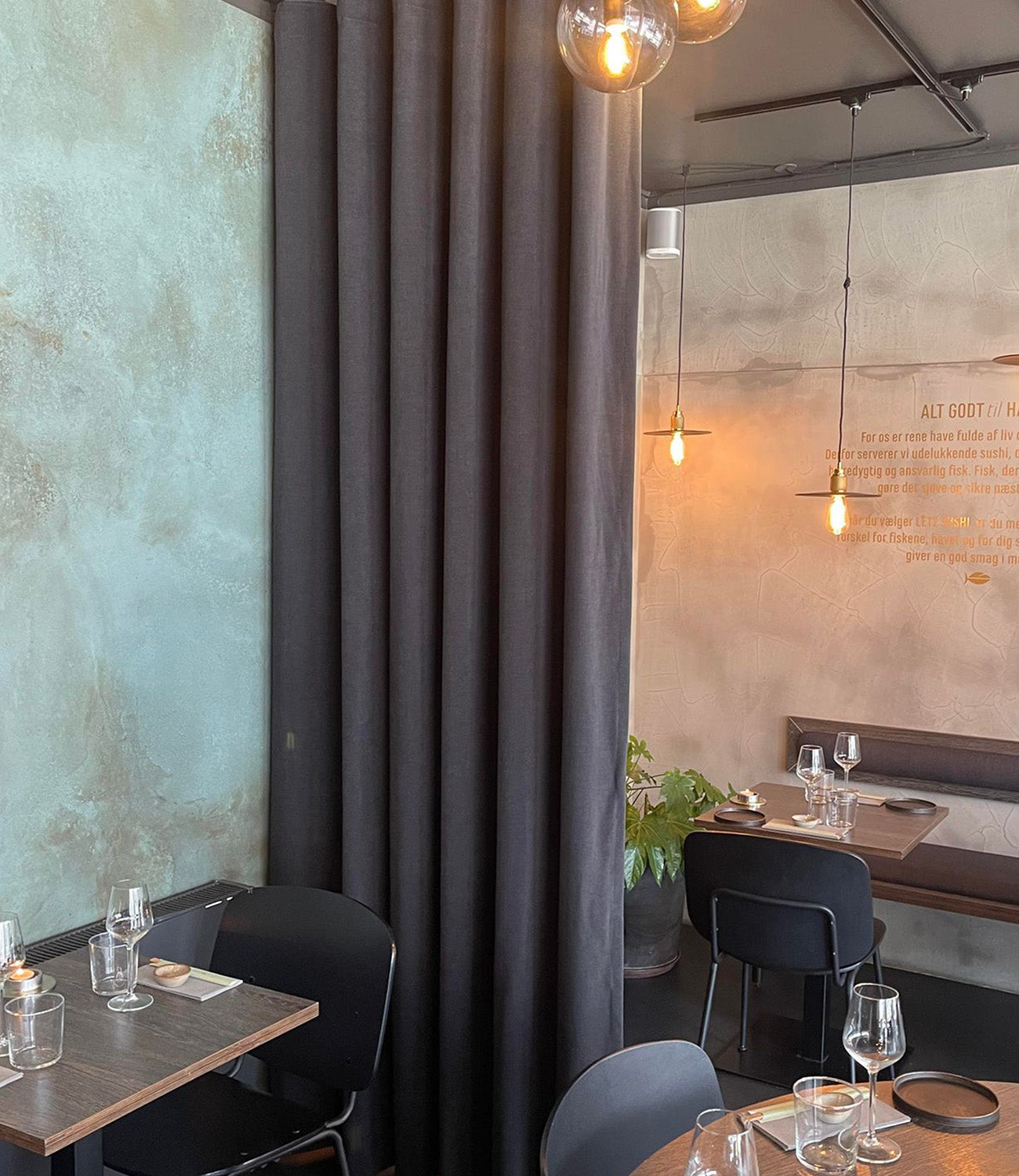 indretning af café med gardiner