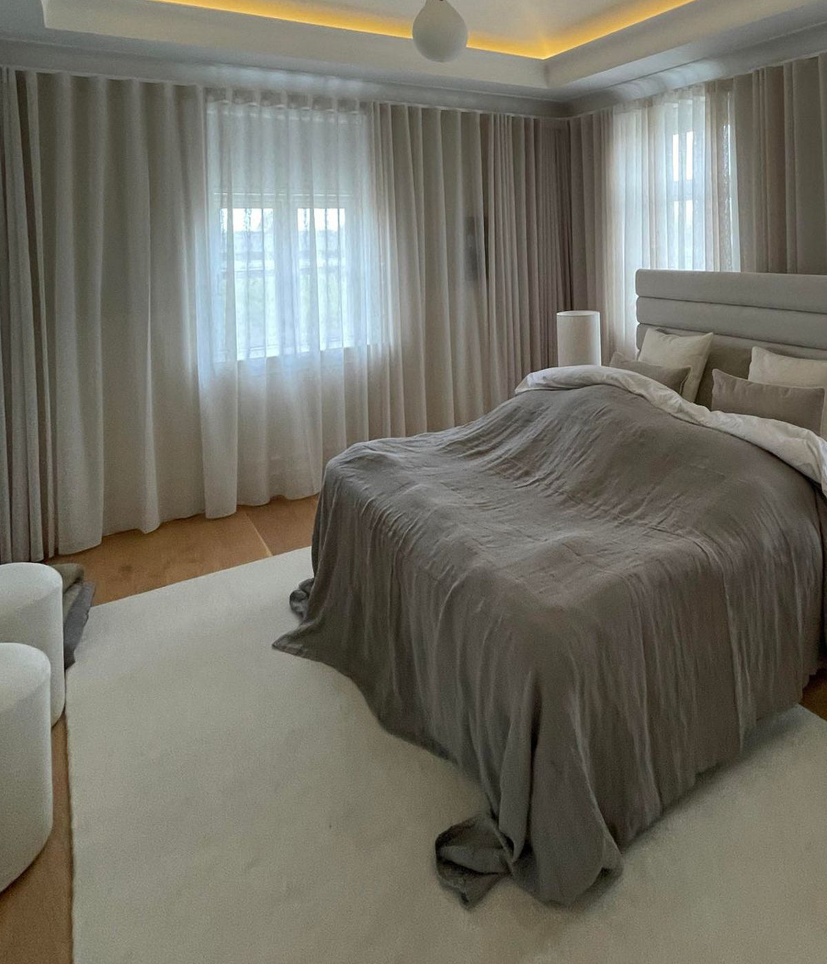 sengetæppe til hotelværelse