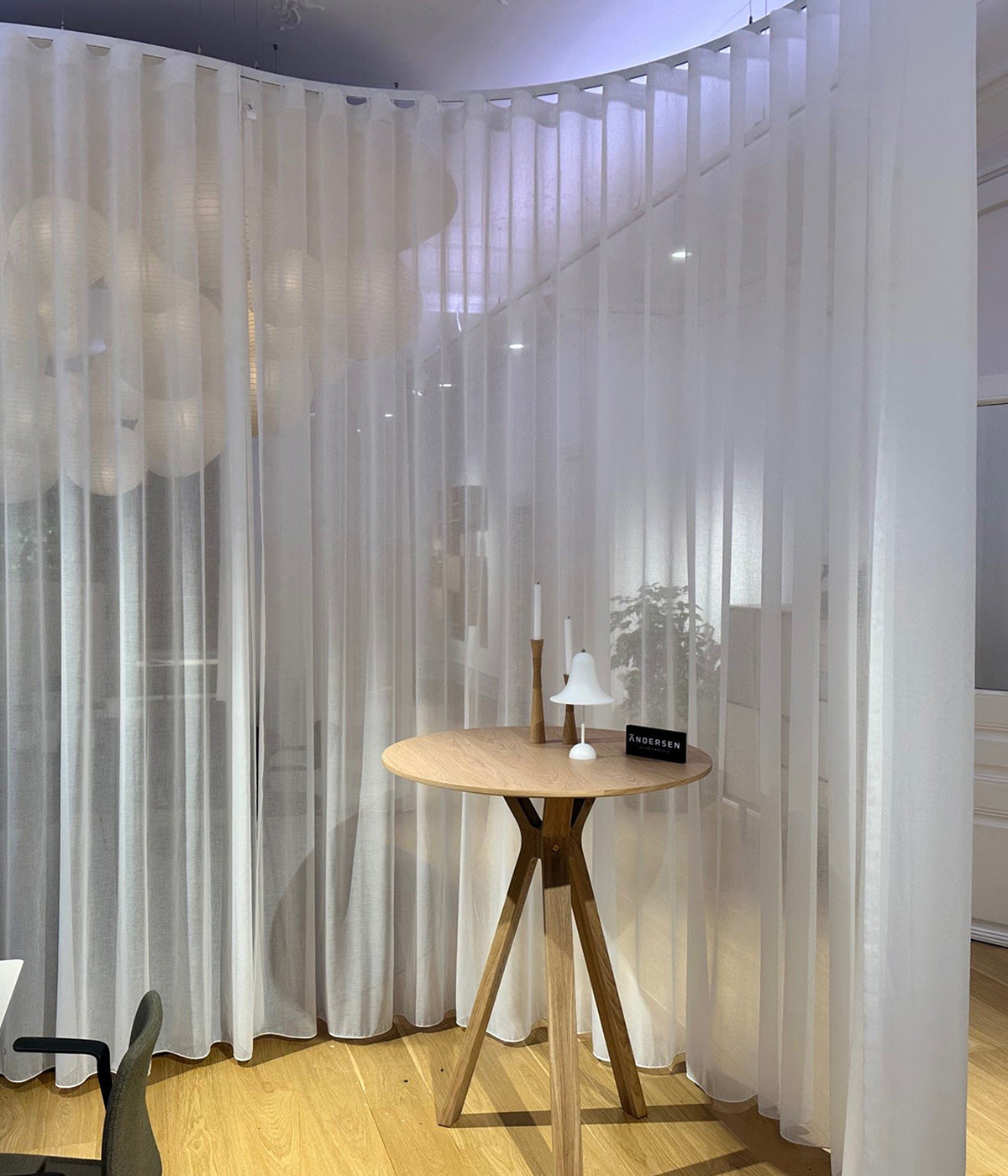 frithængende gardiner i kontor