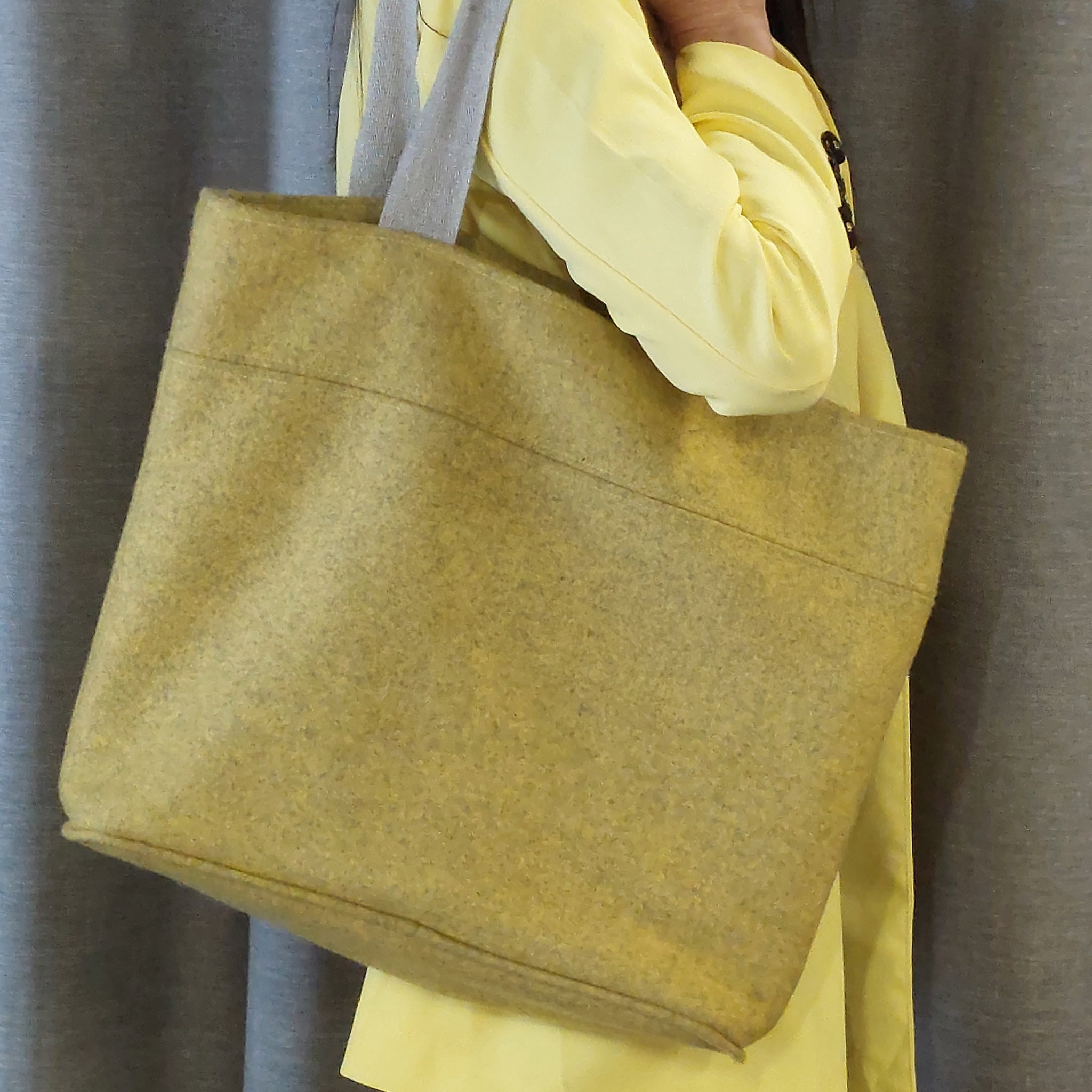 Skuldertaske af genbrugsuld fra Better By Pana